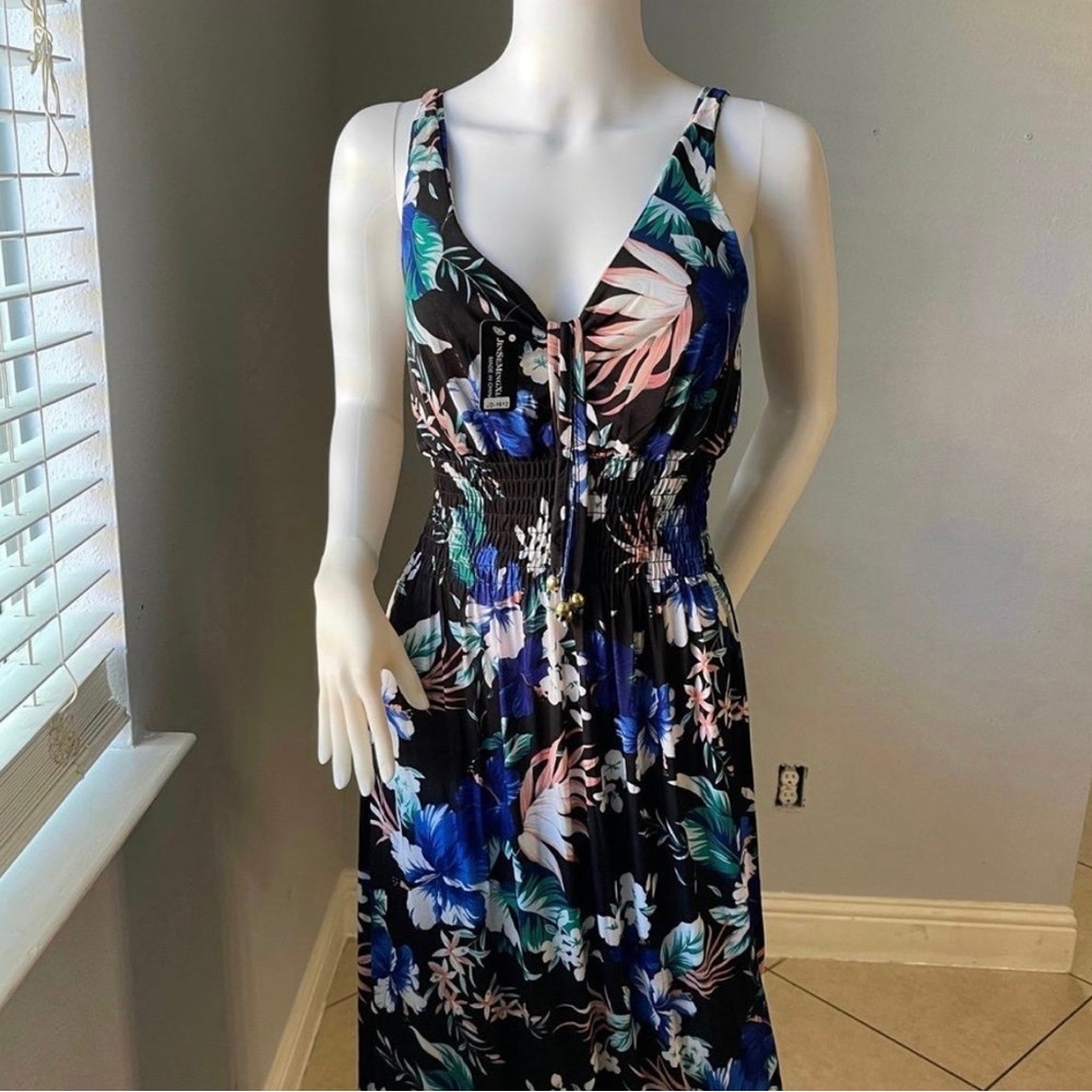 New Women’s Blue Floral Sleeveless dress size Large
Stretchy
Sundress - Picture 3 of 5
